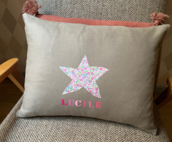 Coussin en Lin rectangulaire - 1 Etoile Liberty + Prénom Lettres en peinture